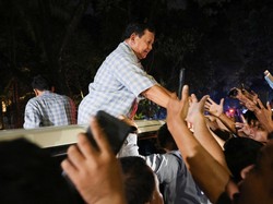 Prabowo Pidato Kemenangan Pakai Kemeja Biru Kotak-kotak, Netizen Mau Beli
