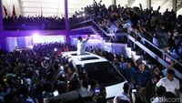 Momen Prabowo Tinggalkan Istora, Pendukung Histeris Rebutan Salaman