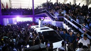 Momen Prabowo Tinggalkan Istora, Pendukung Histeris Rebutan Salaman