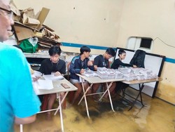 Momen Warga Duri Kepa Jakbar Nyoblos di Tengah TPS Kebanjiran