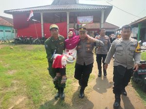 Nenek Sainem Gagal Nyoblos gegara Pingsan Saat Antre di TPS Ngawi Nenek Sainem Gagal Nyoblos gegara Pingsan Saat Antre di TPS Ngawi