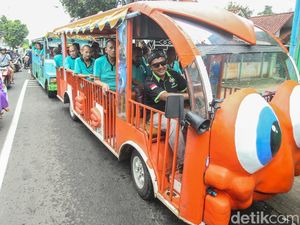 ODGJ Dikawal Iron Man dan Naik Odong-odong ke TPS ODGJ Dikawal Iron Man dan Naik Odong-odong ke TPS