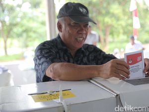 Gaya Basuki Nyoblos Pakai Baju Hitam-Cium Kertas Suara, Kode Keras?