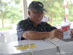 Gaya Basuki Nyoblos Pakai Baju Hitam-Cium Kertas Suara, Kode Keras?