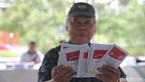 Pakai Batik, Menteri PUPR Basuki Gunakan Hak Pilih di Bekasi