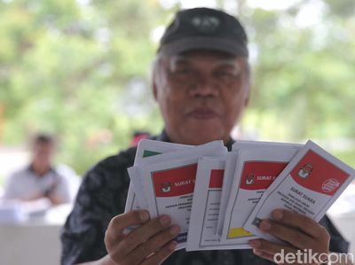 Pakai Batik, Menteri PUPR Basuki Gunakan Hak Pilih di Bekasi