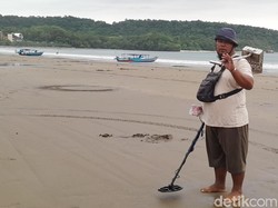 Pencari Harta Karun Beraksi Saat Pantai Pangandaran Sepi Saat Pemilu