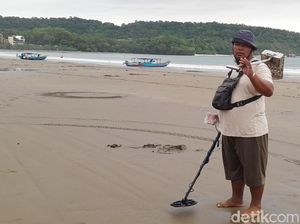 Pencari Harta Karun Beraksi Saat Pantai Pangandaran Sepi Saat Pemilu Pencari Harta Karun Beraksi Saat Pantai Pangandaran Sepi Saat Pemilu