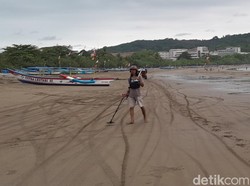 Pantai Pangandaran Sepi Saat Pemilu, Pencari Harta Karun Berseliweran
