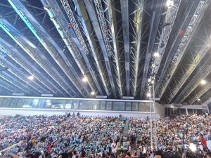 Istora Senayan Membiru Jelang Pidato Prabowo-Gibran