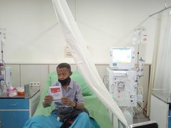 Penuh Semangat! Pasien Gagal Ginjal Tetap Nyoblos Meski Sedang Cuci Darah