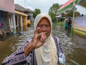 Pilu Pemilu Demak yang Terendam Banjir Pilu Pemilu Demak yang Terendam Banjir