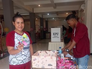 Pemilih di Larantuka Dapat Permen dan Bunga Valentine Seusai Mencoblos