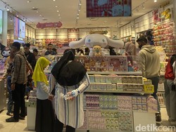 Padatnya Ambarrukmo Plaza oleh Pengunjung yang Berburu Promo Pemilu