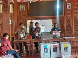 Ganjar-Mahfud Menang Telak di TPS FX Rudy Nyoblos