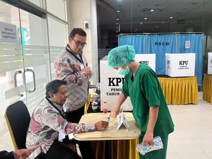 Potret Antusiasme Nakes RSCM di Pemilu 2024, Tetap Nyoblos Meski Nggak Libur Potret Antusiasme Nakes RSCM di Pemilu 2024, Tetap Nyoblos Meski Nggak Libur