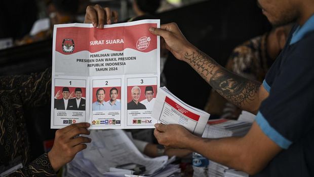 Petugas menunjukan surat suara presiden dan wakil presiden kepada warga binaan mengantre untuk mencoblos di TPS khusus Lapas Salemba, Jakarta, Rabu (14/2/2024). Bawaslu DKI Jakarta mencatat sebanyak 80 TPS lokasi khusus di wilayah DKI Jakarta, 60 TPS diantaranya merupakan rutan dan lapas yang memiliki 15.148 pemilih. ANTARA FOTO/ Erlangga Bregas Prakoso