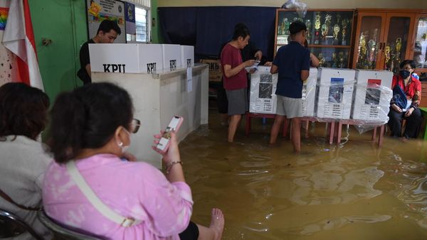 Warga Jelambar Ini Tetap Antusias Nyoblos Meski TPS Kebanjiran