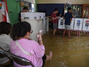 Warga Jelambar Ini Tetap Antusias Nyoblos Meski TPS Kebanjiran