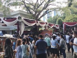 Pendukung Mulai Berdatangan ke Rumah Prabowo di Kertanegara