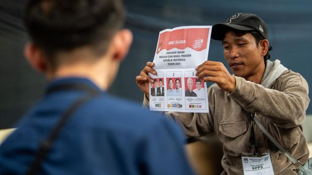 Petugas KPPS menunjukan surat suara pemilihan calon presiden dan wakil presiden yang sudah tercoblos saat penghitungan suara pilpres pada Pemilu 2024 di TPS 03 Braga, Sumurbandung di Bandung, Jawa Barat, Rabu (14/2/2024). Perolehan suara pilpres 2024 di TPS tersebut dimenangkan pasangan 03 Ganjar - Mahfud dengan jumlah 88 suara disusul pasangan 02 Prabowo - Gibran memperoleh sebanyak 53 suara dan pasangan 01 Anis - Muhaimin memperoleh sebanyak 22 suara. ANTARA FOTO/M Agung Rajasa/Spt