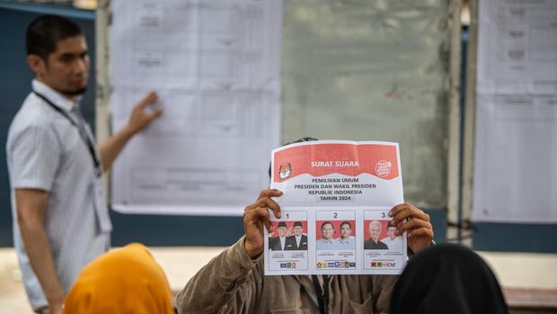 Petugas KPPS menunjukan surat suara pemilihan calon presiden dan wakil presiden yang sudah tercoblos saat penghitungan suara pilpres pada Pemilu 2024 di TPS 03 Braga, Sumurbandung di Bandung, Jawa Barat, Rabu (14/2/2024). Perolehan suara pilpres 2024 di TPS tersebut dimenangkan pasangan 03 Ganjar - Mahfud dengan jumlah 88 suara disusul pasangan 02 Prabowo - Gibran memperoleh sebanyak 53 suara dan pasangan 01 Anis - Muhaimin memperoleh sebanyak 22 suara. ANTARA FOTO/M Agung Rajasa/Spt