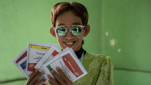 Penyandang disabilitas mental menunjukkan surat suara usai menggunakan hak suaranya di TPS 10 Panti Sosial Rehabilitas di Palembang, Sumatera Selatan, Rabu (14/2/2024). Sebanyak 144 orang penyandang disabilitas mental di lokasi tersebut menggunakan hak pilihnya pada Pemilu 2024. ANTARA FOTO/Nova Wahyudi