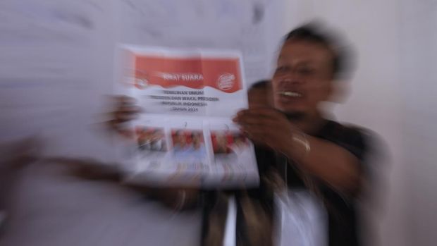 Petugas KPPS menunjukkan surat suara pemilihan calon presiden dan calon wakil presiden saat penghitungan surat suara di TPS 106 Sambilegi Lor, Maguwoharjo, Sleman, DI Yogyakarta, Rabu (14/2/2024). Penghitungan suara di Tempat Pemungutan Suara (TPS) tempat Mahfud MD bersama keluarga menggunakan hak pilih tersebut dimenangkan pasangan calon nomor urut 03 Ganjar-Mahfud dengan suara sebanyak 127 suara sedangkan pasangan nomor urut 02 Prabowo-Gibran sebanyak 70 suara dan pasangan nomor urut 01 Anies-Muhaimin sebanyak 59 suara. ANTARA FOTO/Hendra Nurdiyansyah/YU