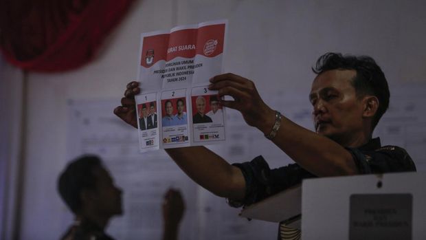Petugas KPPS menunjukkan surat suara pemilihan calon presiden dan calon wakil presiden saat penghitungan surat suara di TPS 106 Sambilegi Lor, Maguwoharjo, Sleman, DI Yogyakarta, Rabu (14/2/2024). Penghitungan suara di Tempat Pemungutan Suara (TPS) tempat Mahfud MD bersama keluarga menggunakan hak pilih tersebut dimenangkan pasangan calon nomor urut 03 Ganjar-Mahfud dengan suara sebanyak 127 suara sedangkan pasangan nomor urut 02 Prabowo-Gibran sebanyak 70 suara dan pasangan nomor urut 01 Anies-Muhaimin sebanyak 59 suara. ANTARA FOTO/Hendra Nurdiyansyah/YU