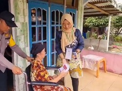 Anggota Satlantas Polres Pelalawan Jemput Lansia Stroke untuk Nyoblos