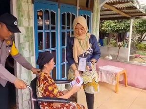 Anggota Satlantas Polres Pelalawan Jemput Lansia Stroke untuk Nyoblos Anggota Satlantas Polres Pelalawan Jemput Lansia Stroke untuk Nyoblos