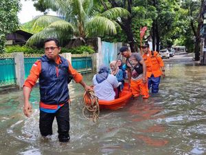 Warga ke TPS Dijemput Perahu Karet di Kembangan Jakbar karena Banjir