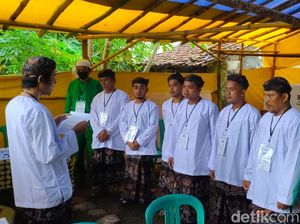 Gaya Petugas KPPS Kampung Benda Kerep Pakai Iket Kepala Kiai MasUd Gaya Petugas KPPS Kampung Benda Kerep Pakai Iket Kepala Kiai MasUd