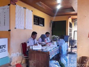 Unik, Petugas KPPS di TPS 41 Bonto Duri Makassar Kompak Pakai Seragam SMA
