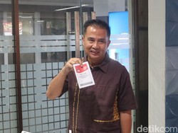 Ogah Diprioritaskan, Bey Machmudin Ikut Ngantre Nyoblos di TPS