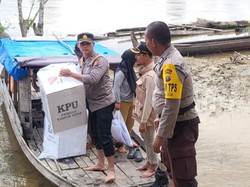 Cerita Polisi Kawal Logistik Pemilu Usai Direlokasi Akibat Banjir di Pelalawan
