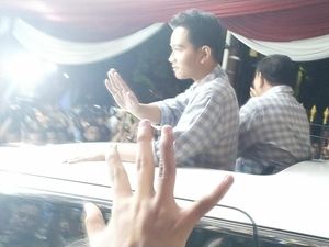 Menuju Istora, Prabowo-Gibran Sapa Pendukung dari Sunroof Mobil