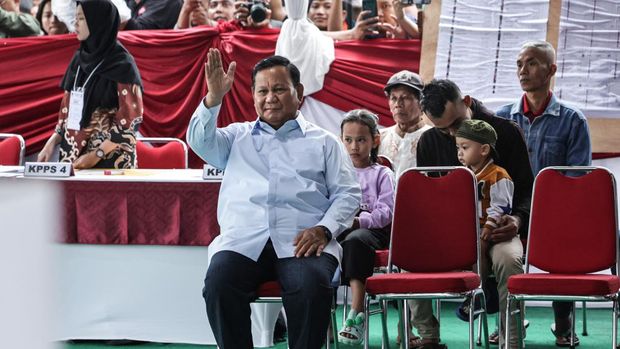 Indonesia's presidential candidate Prabowo Subianto waves as he waits to cast his ballot to vote in the countrys presidential and legislative elections at a polling station in Bogor on February 14, 2024. Indonesians began voting for a new president on February 14 with Defence Minister Prabowo Subianto the frontrunner to lead Southeast Asia's biggest economy despite concerns over his human rights record. (Photo by Yasuyoshi CHIBA / AFP)