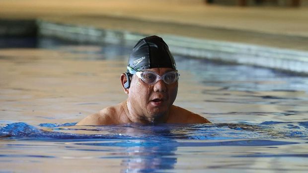 Capres nomor urut 2 Prabowo Subianto berenang usai menggunakan hak suaranya di Pemilu 2024 pada hari ini, Rabu (14/2).