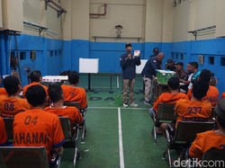 Momen Puluhan Tahanan Polda Jatim Nyoblos Pemilu 2024