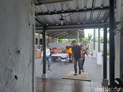 Kecewa Asmi dan Emi Tak Bisa Nyoblos di Pemilu 2024