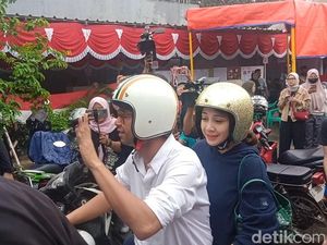 Raffi Ahmad dan Nagita Slavina Boncengan Naik Vespa ke TPS