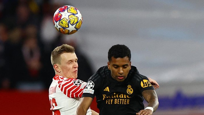 Soccer Football - Champions League - Round of 16 - First Leg - RB Leipzig v Real Madrid - Red Bull Arena, Leipzig, Germany - February 13, 2024 RB Leipzigs Lukas Klostermann in action with Real Madrids Rodrygo REUTERS/Lisi Niesner