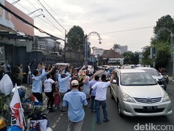 Euforia Pendukung Prabowo-Gibran di Bandung: Joget Lagu Oke Gas