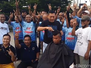 Prabowo-Gibran Unggul di Quick Count, Relawan di Brebes Cukur Gundul Prabowo-Gibran Unggul di Quick Count, Relawan di Brebes Cukur Gundul