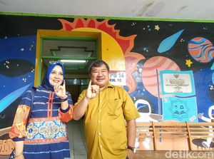 Potret Eks Bupati Garut dan Istri Kompak Nyoblos Meski Beda Pilihan Potret Eks Bupati Garut dan Istri Kompak Nyoblos Meski Beda Pilihan