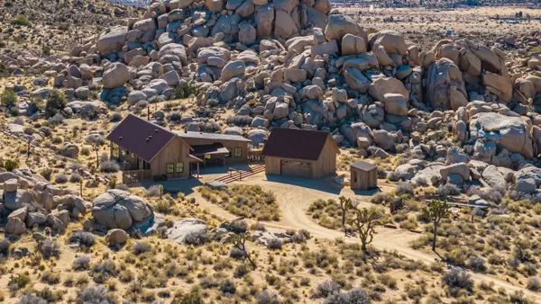 Potret Rumah Mewah Dikepung Bebatuan di Tengah Gurun