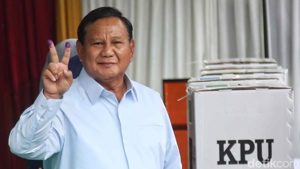 Salam Dua Jari Prabowo Usai Mencoblos