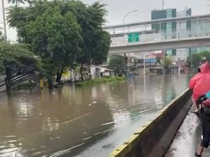 Jalan Daan Mogot Jakbar Tergenang, Lalin Dialihkan ke Busway Jalan Daan Mogot Jakbar Tergenang, Lalin Dialihkan ke Busway