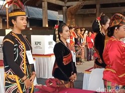 TPS Unik di Gianyar, KPPS Berpakaian Adat Nusantara dan Semua Perempuan
